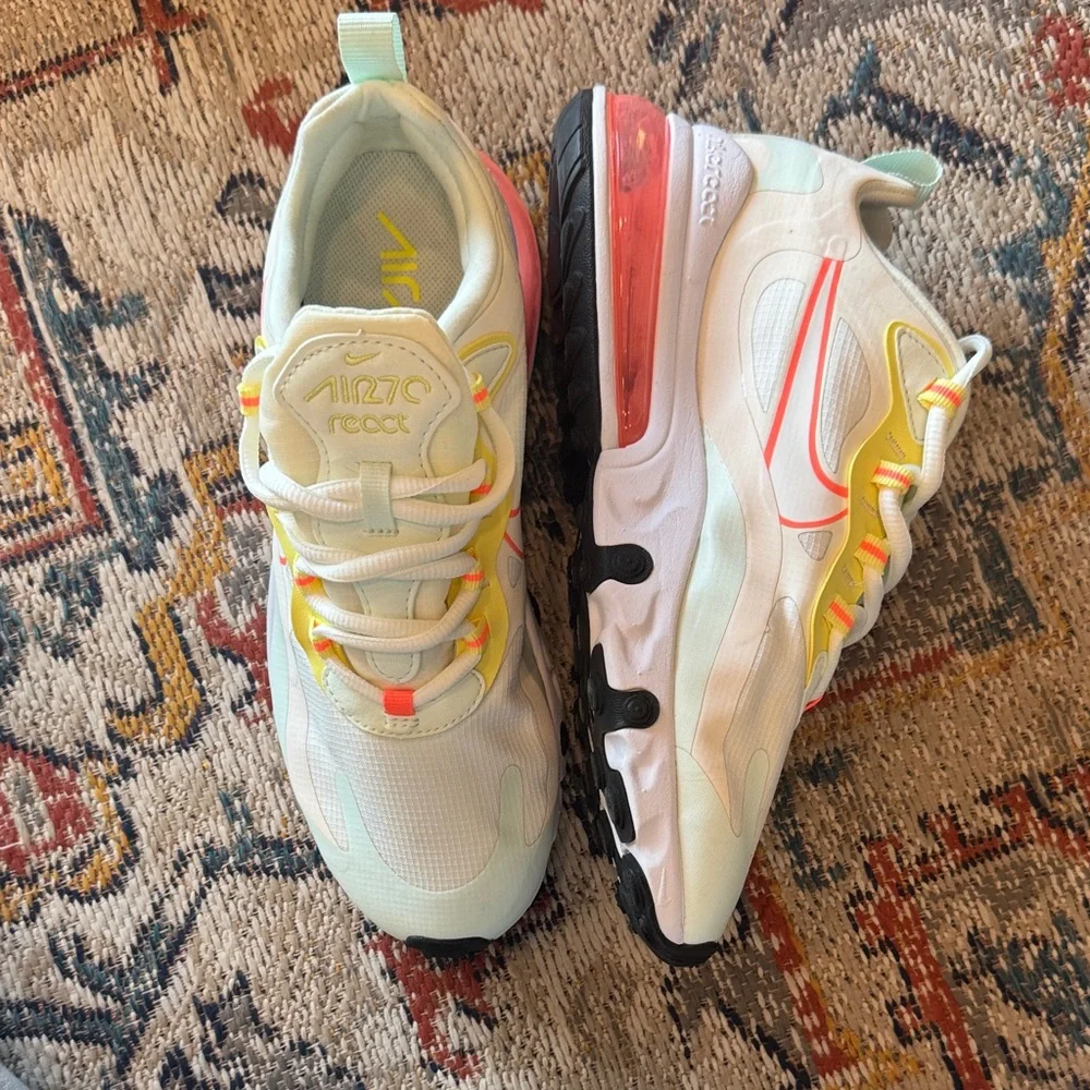 Nike Women's Air Max 270 - NWOB - Picture 3 of 6